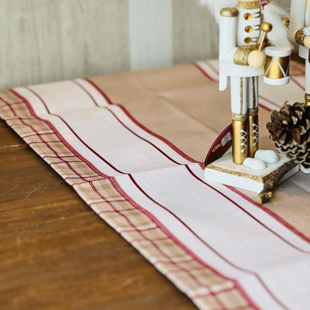 Caminho de Mesa Natalino Pinhas e Encanto 42x141cm