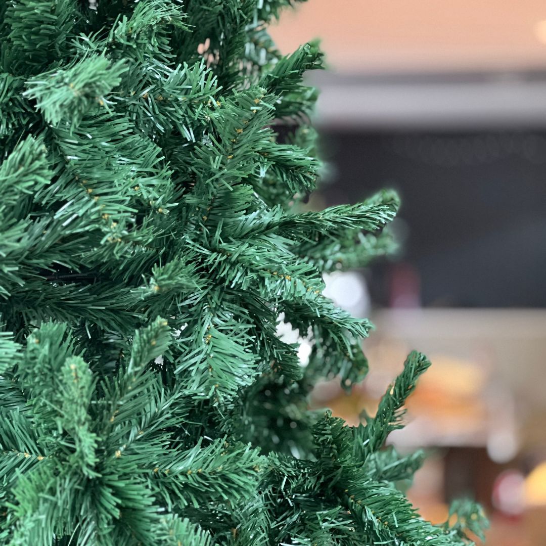 Árvore Natal Aveiro 2107 Galhos Com Base Metal - 2,7m