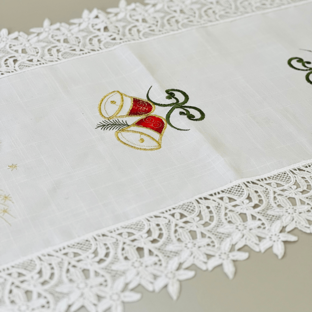 Caminho de Mesa Natalino Com Bordado e Guipir 45x90cm