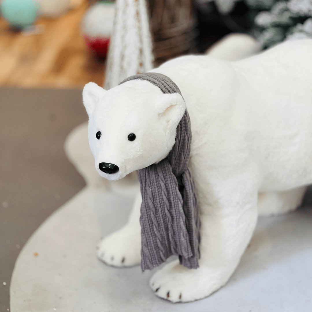 Urso Polar Natalino Com Cachecol Branco e Cinza 90x50cm