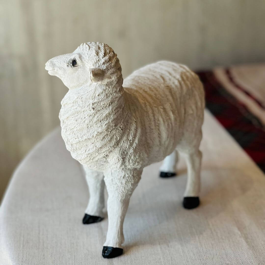 Ovelha Decorativa em Resina – 23cm