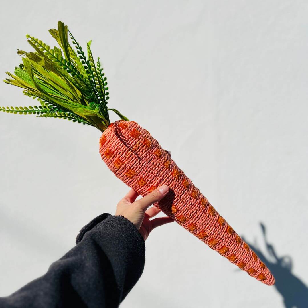 Cenoura Decorativa de Palha Laranja – 65cm