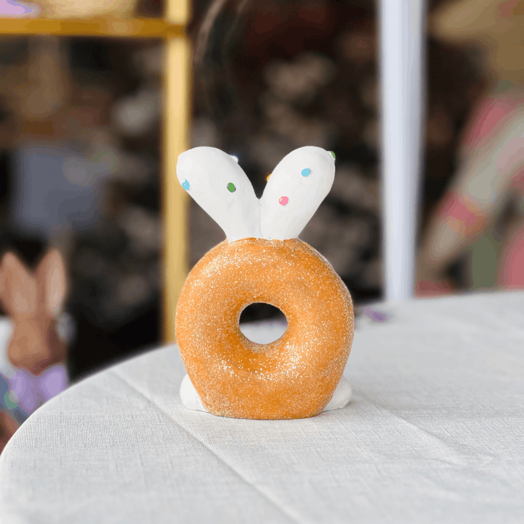 Donut Com Orelhas Amarelo de Resina 9x4,5x13,8cm