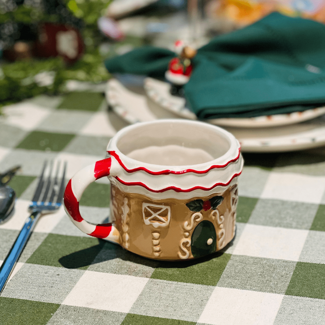 Caneca Natalina de Cerâmica Casa Gingerbread Branca 350ml 7cm