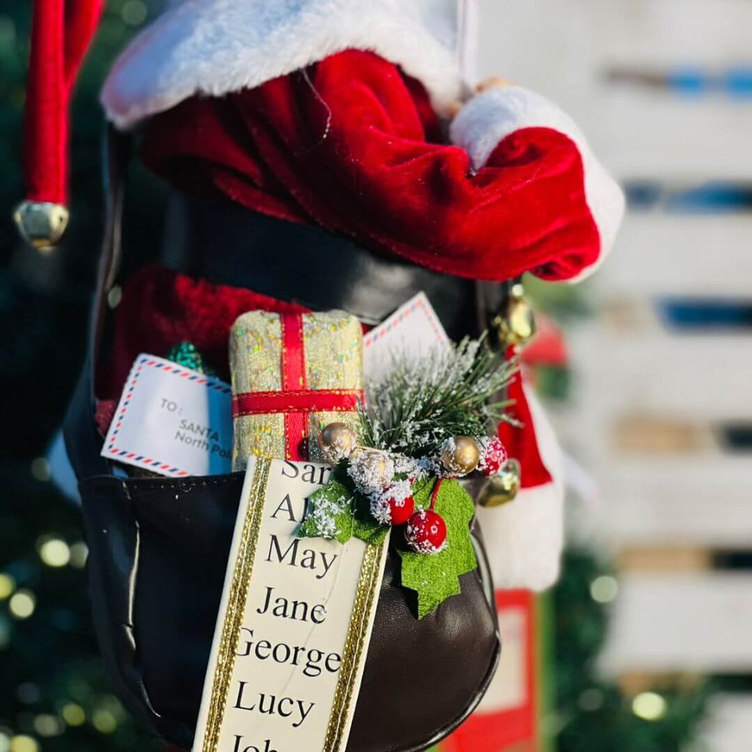 Papai Noel com Cartas e Correio – 45cm