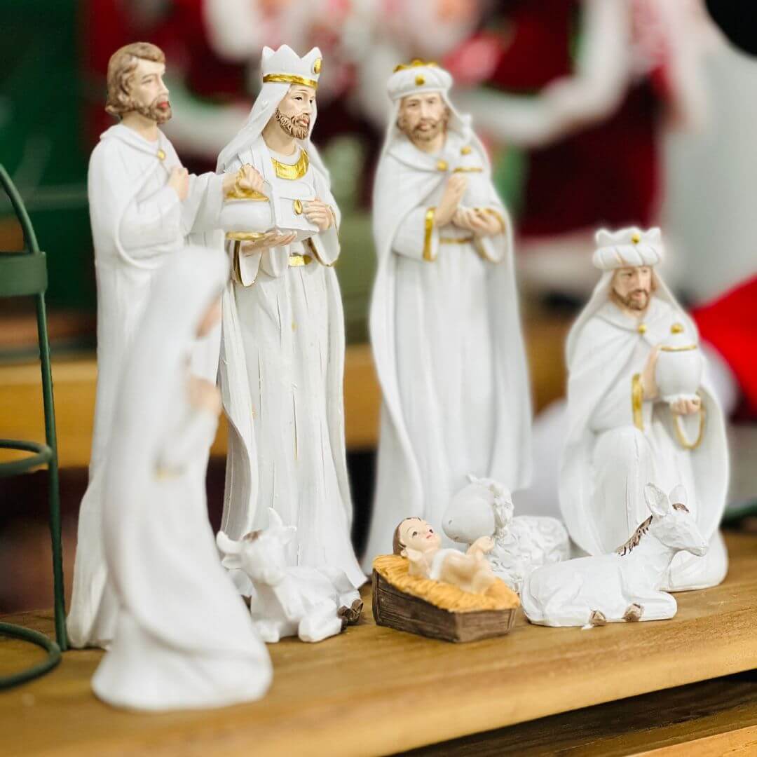 Presépio Branco com Detalhes em Dourado