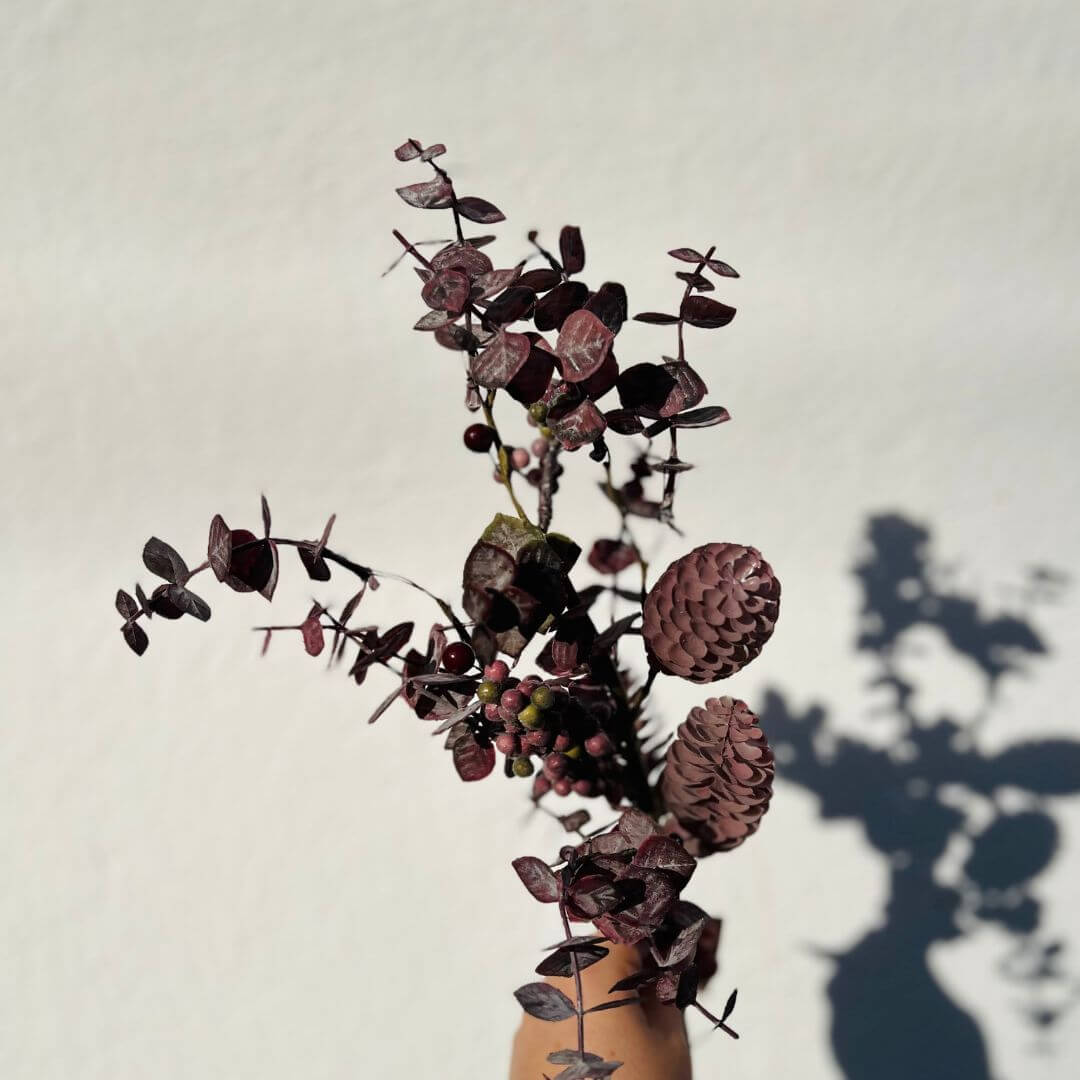 Haste Eucalipto com Berry Malva e Pinha – 55cm