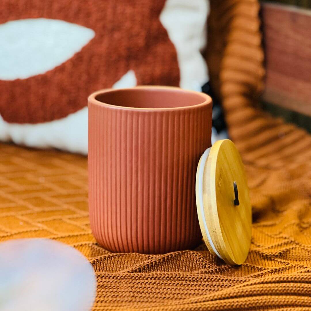 Potiche de Cerâmica Decorativo com Tampa em Bambu e Pegador de Corda Lines Terracota – 10x10x12,5cm