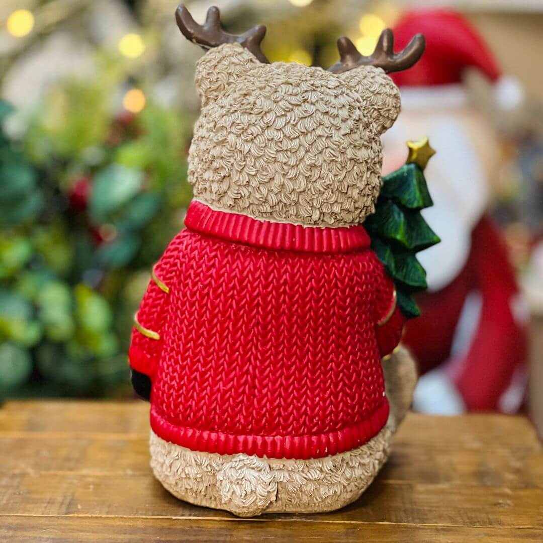 Urso Sentado Em Resina Com Pinheiro - 29,5x19,5x19,2cm