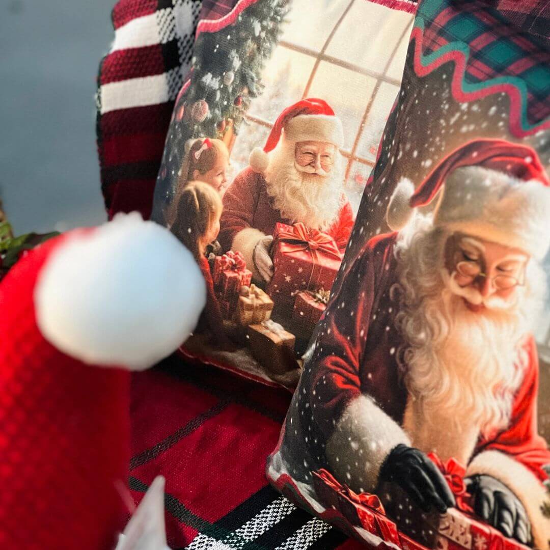 Capa Natalina Noel Com Crianças e Presentes - 43cmx43