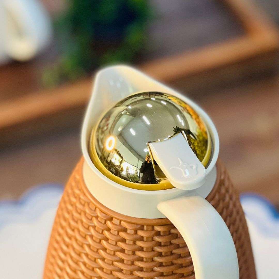 Garrafa Térmica de Plástico Marrom Com Tampa Dourada New Rattan - 1L