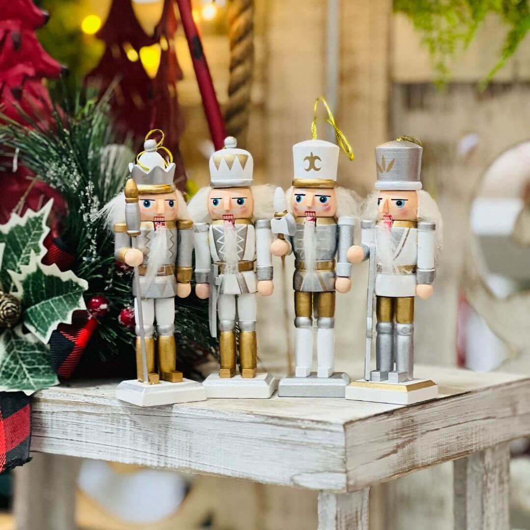 Enfeite Natal Quebra Nozes Com Quatro Peças Prata Com Dourado - 12,5cm