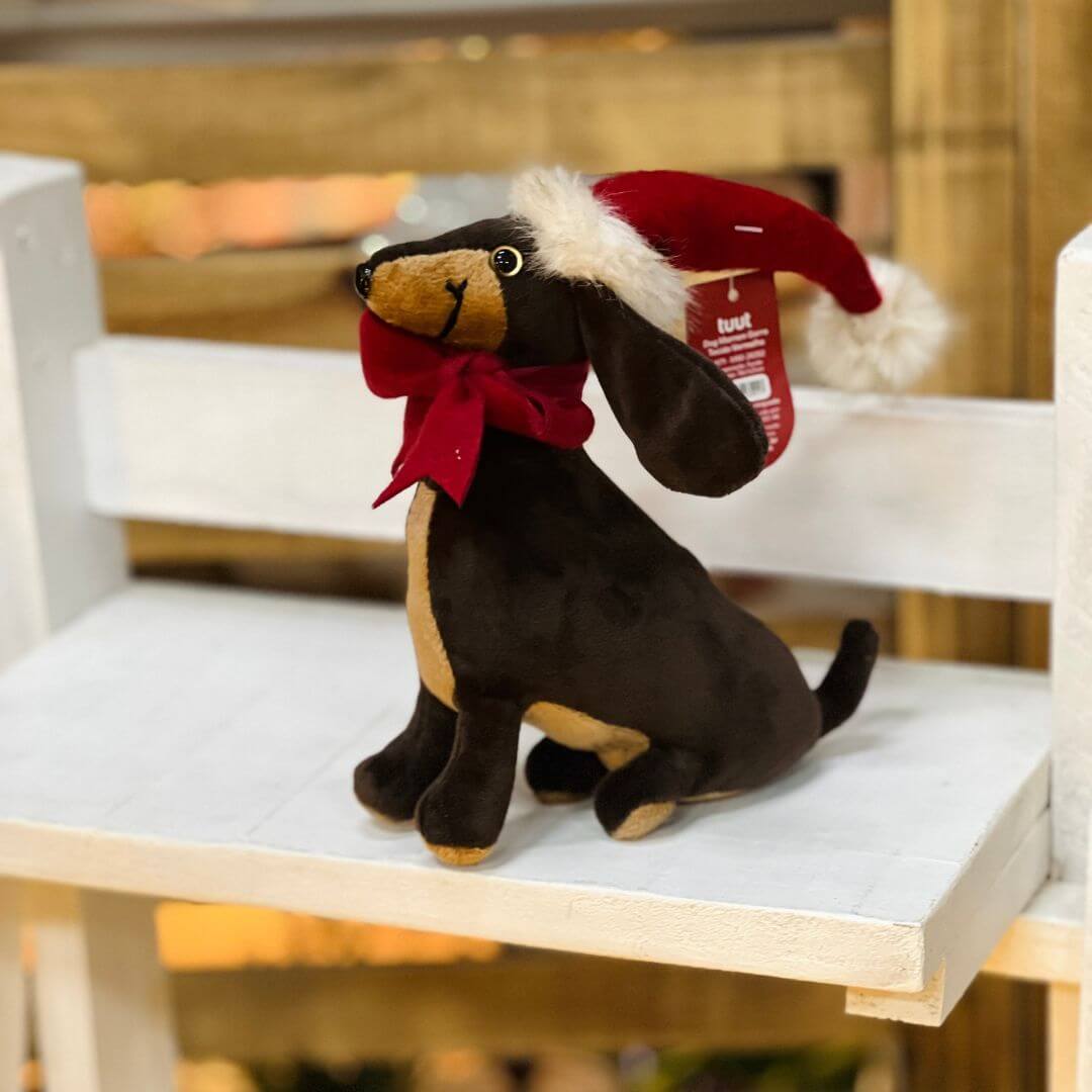 PRÉ VENDA - Cachorro Decorativo Marrom com Gorro Vermelho – 21cm