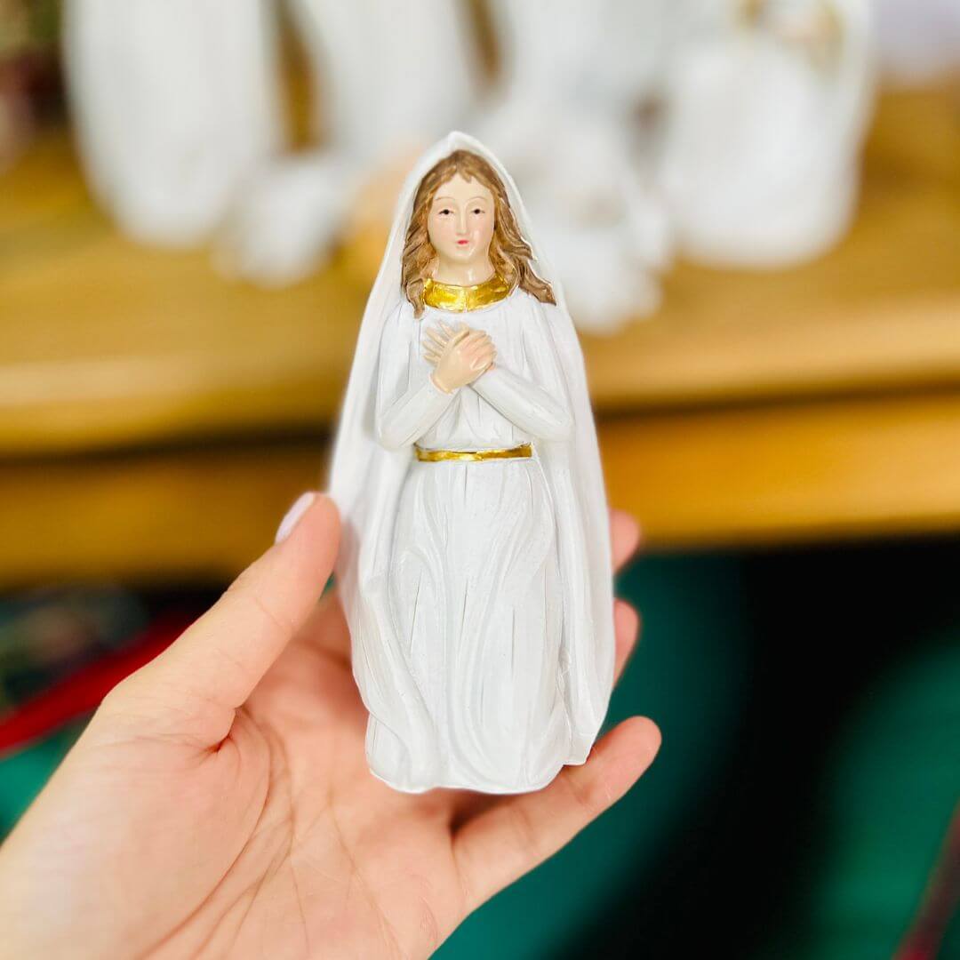 Presépio Branco com Detalhes em Dourado