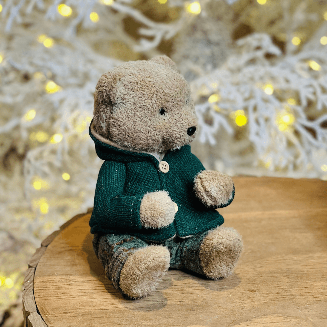 Urso Menino Sentado com Roupa – 19cm