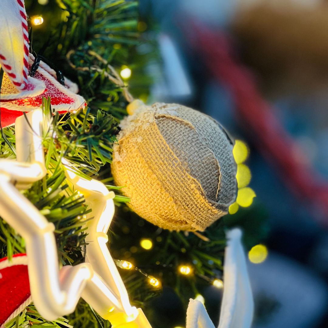 Caixa com 2 Bolas de Natal Decorada Natural 8cm