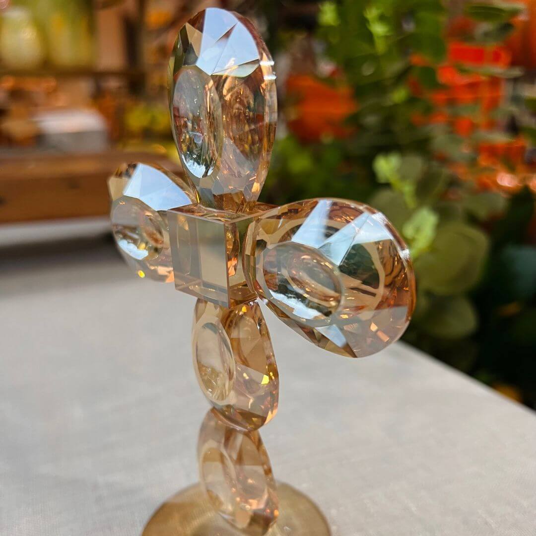 Crucifixo Ambar Em Cristal Lapidado Ornamental Com Base - 15 Cm