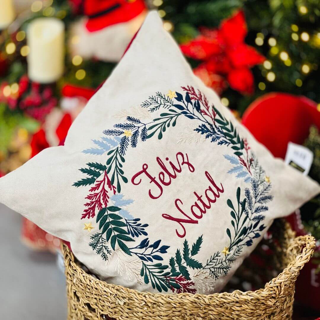 Capa de Almofada Natalina de Veludo Feliz Natal Com Bordado 50cmx50cm