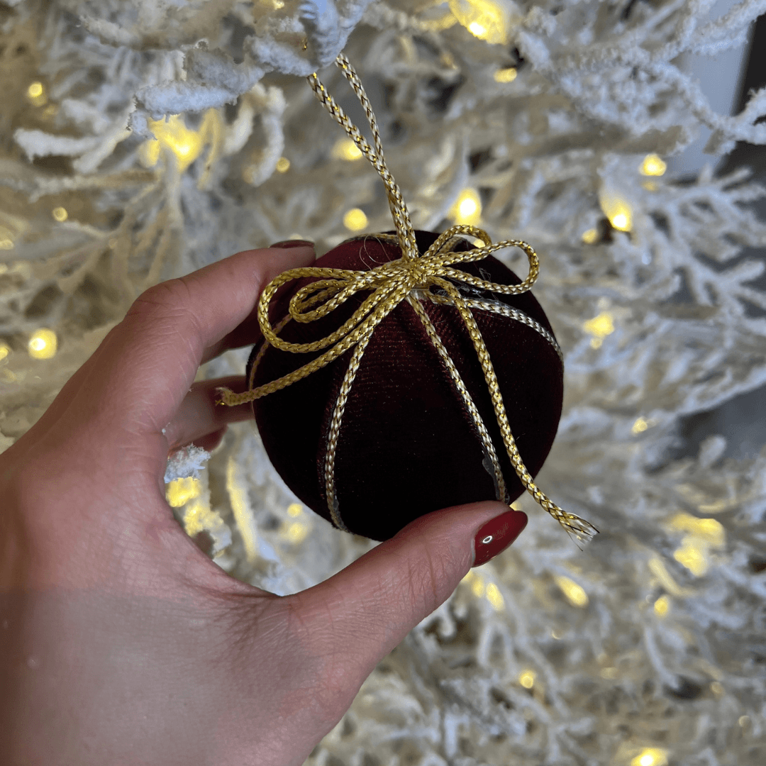 Bolas com Cordão Vinho e Dourado – 8cm | 6 Peças