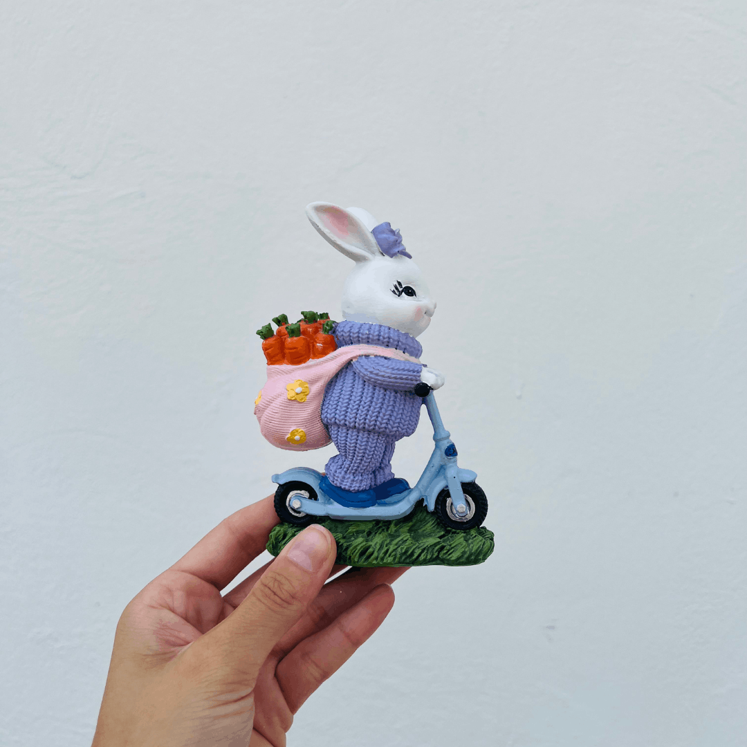 Coelha na Scooter Lilás de Resina 13x9cm