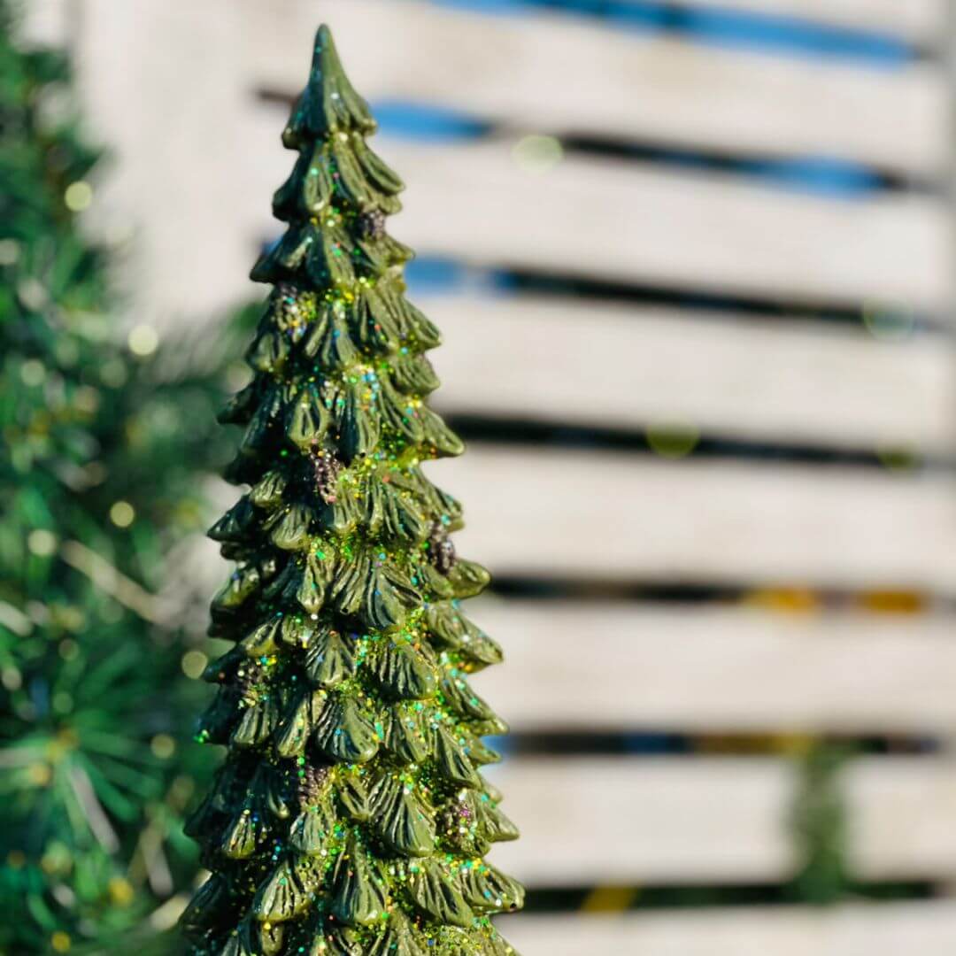 Mini Árvore de Natal com Pinhas e Brilho – 33cm