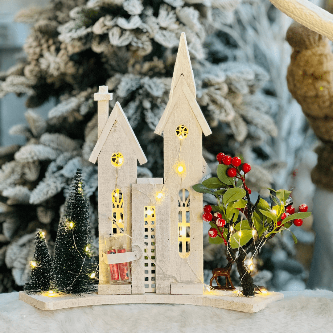 Casa Natalina Branca Com Led de Madeira 43x25cm
