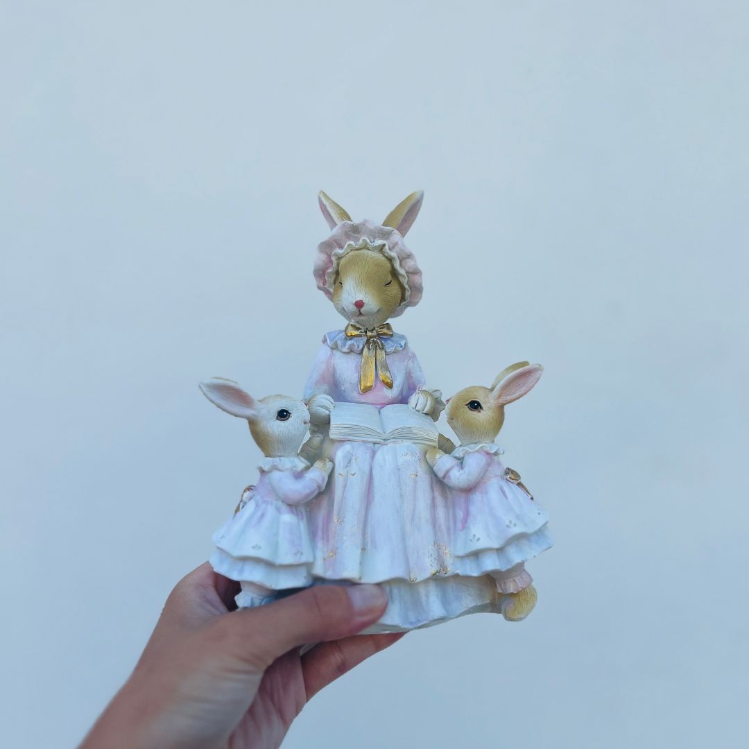 Enfeite Decorativo Coelha com Filhotinhas Contando Histórias - 18,5x9,5x14cm