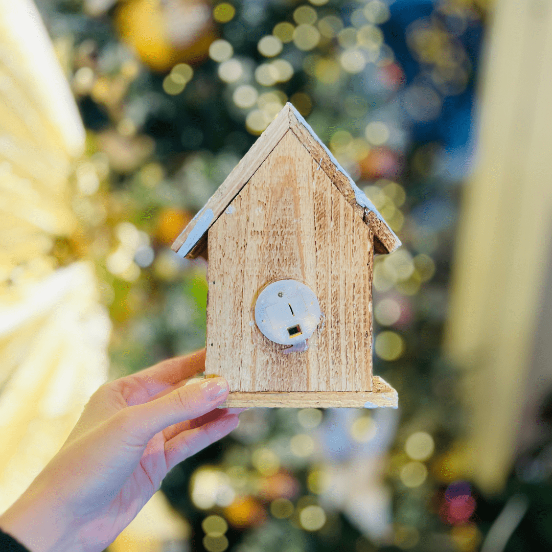 Casinha Com Led Natural e Branco de Madeira 19x14cm