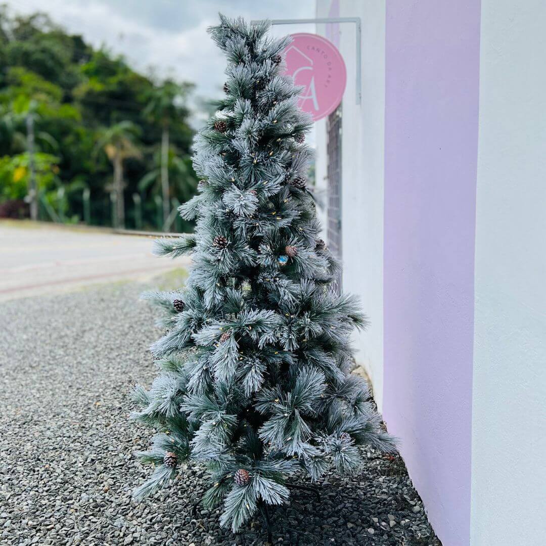 Árvore Nassau Com 825 Galhos e 500 LEDs - 240cm