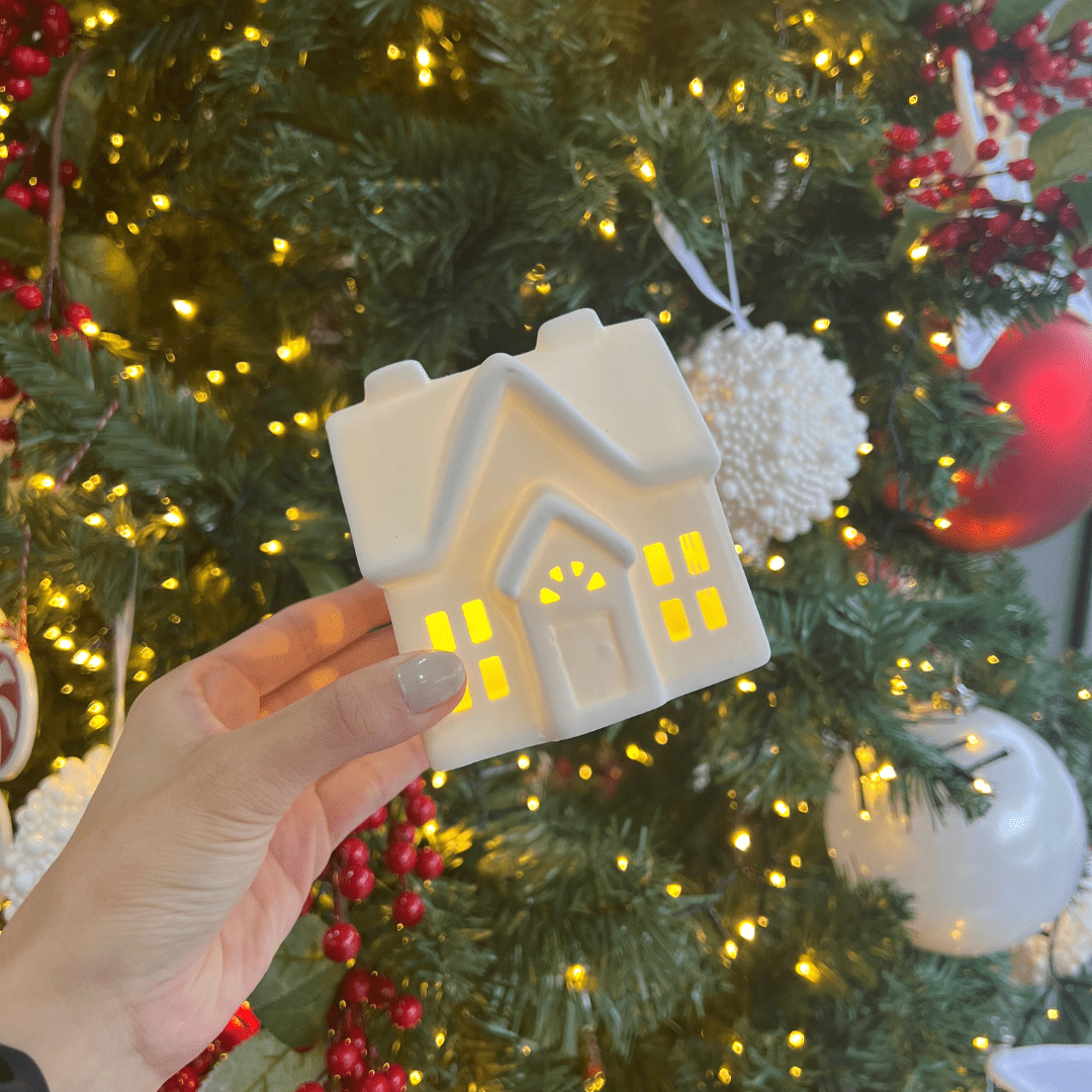 Casinha Branca Com Led 10x9cm