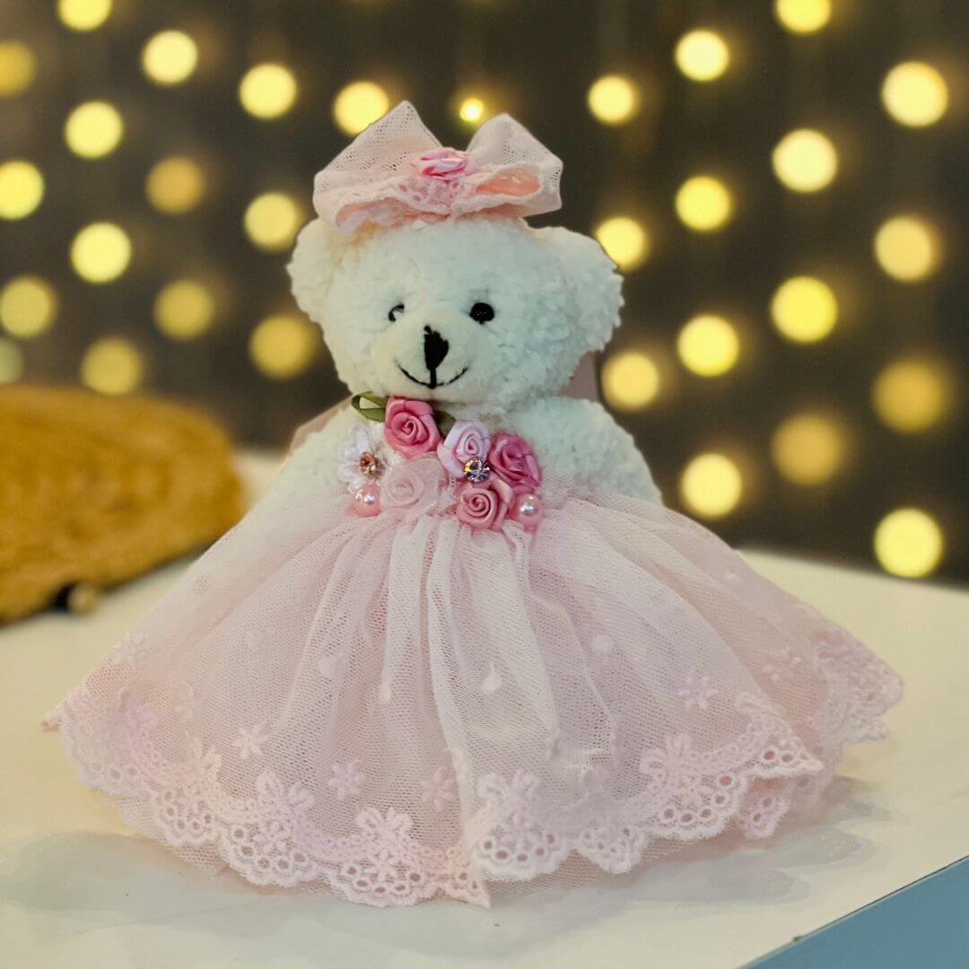 Urso Decorativo com Vestido Rosa – 13cm