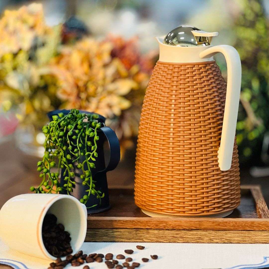 Garrafa Térmica de Plástico Marrom Com Tampa Dourada New Rattan - 1L