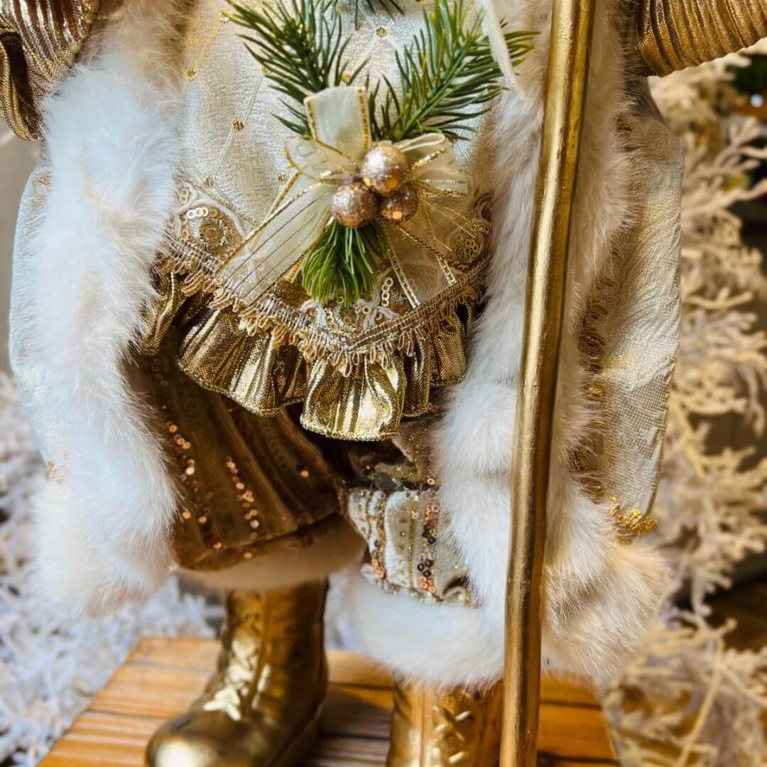 Papai Noel Decorativo com Manga Bufante e Cajado – 61cm