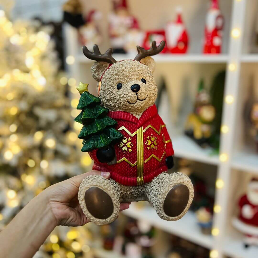 Urso Sentado Em Resina Com Pinheiro - 29,5x19,5x19,2cm