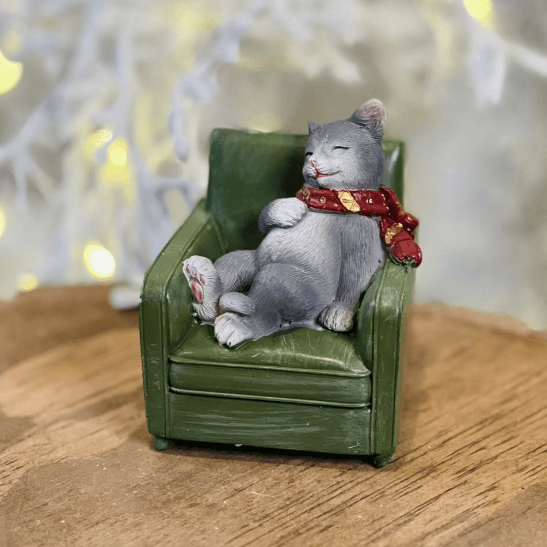 Decoração Gato em Sofá com Cachecol - 10cm