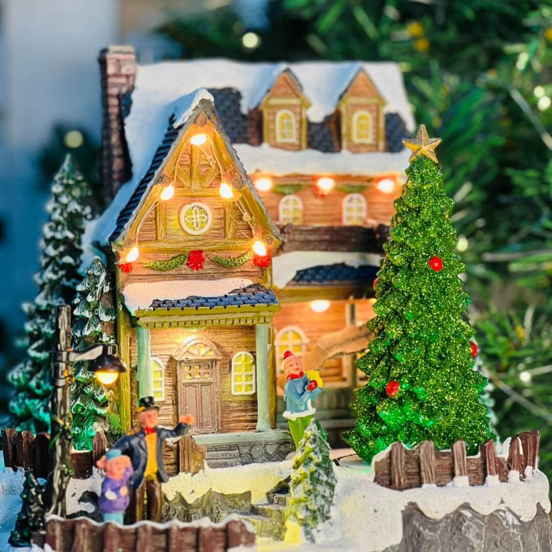 Cenário Natalino Casa com Pinheiro – Luz, Som e Movimento – 23,5 x 19,5 x 22,5cm