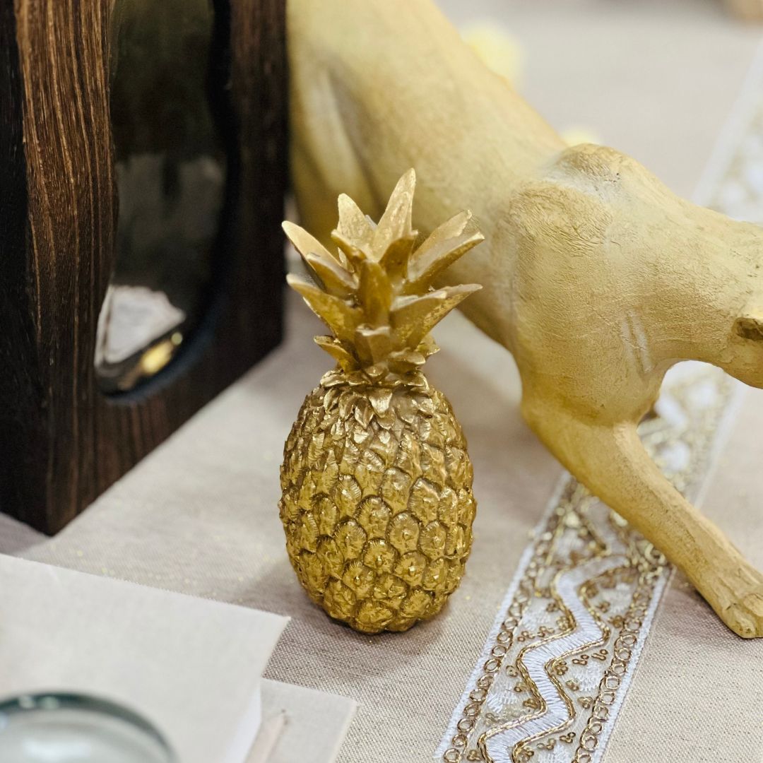 Escultura Abacaxi Dourado de Poliresina - 15,5x7cm