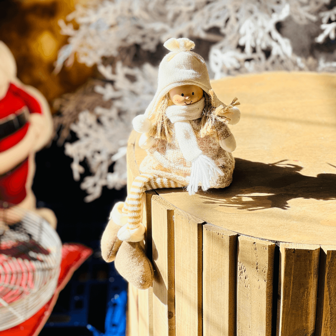 Boneca Decorativa Sentada de Perna Longa – 37cm