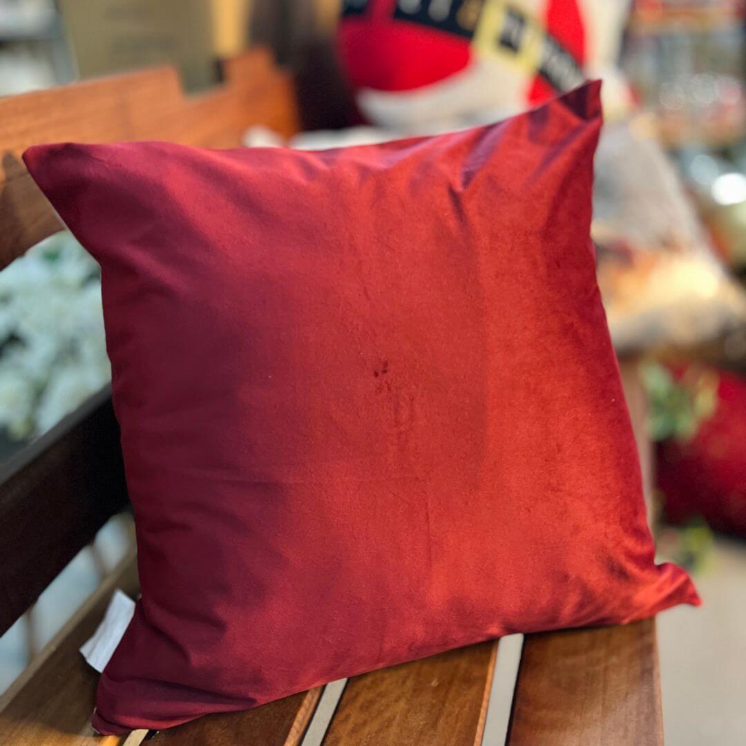 Capa de Almofada Natalina de Veludo Feliz Natal Com Bordado 50cmx50cm