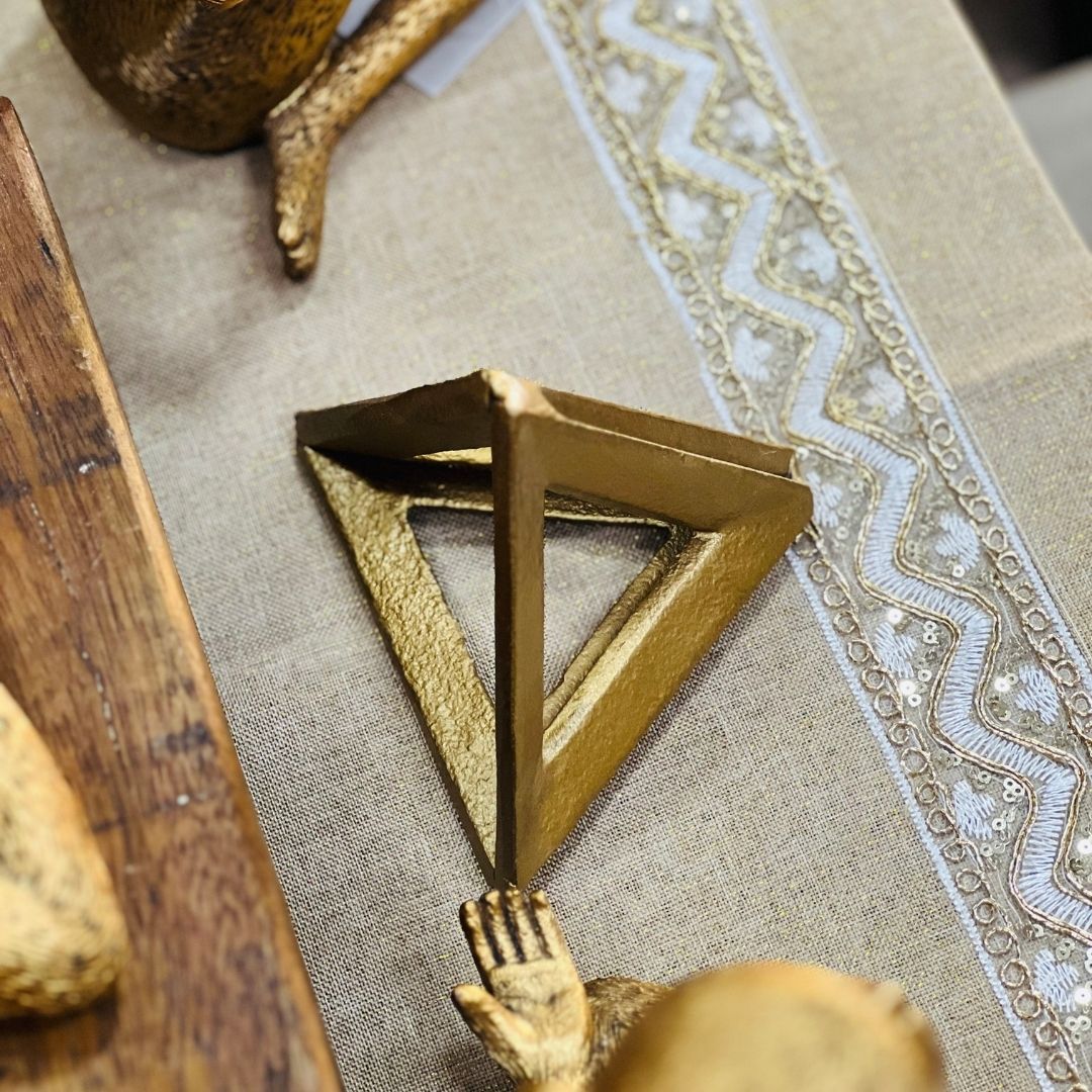 Escultura Triângulo Em Alumínio Pequeno - 12cm