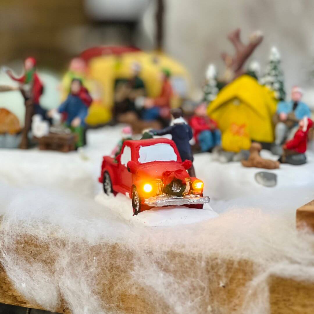 Cenário Natal Arvore no Carro Com Led 6,7x11,7x5,9cm