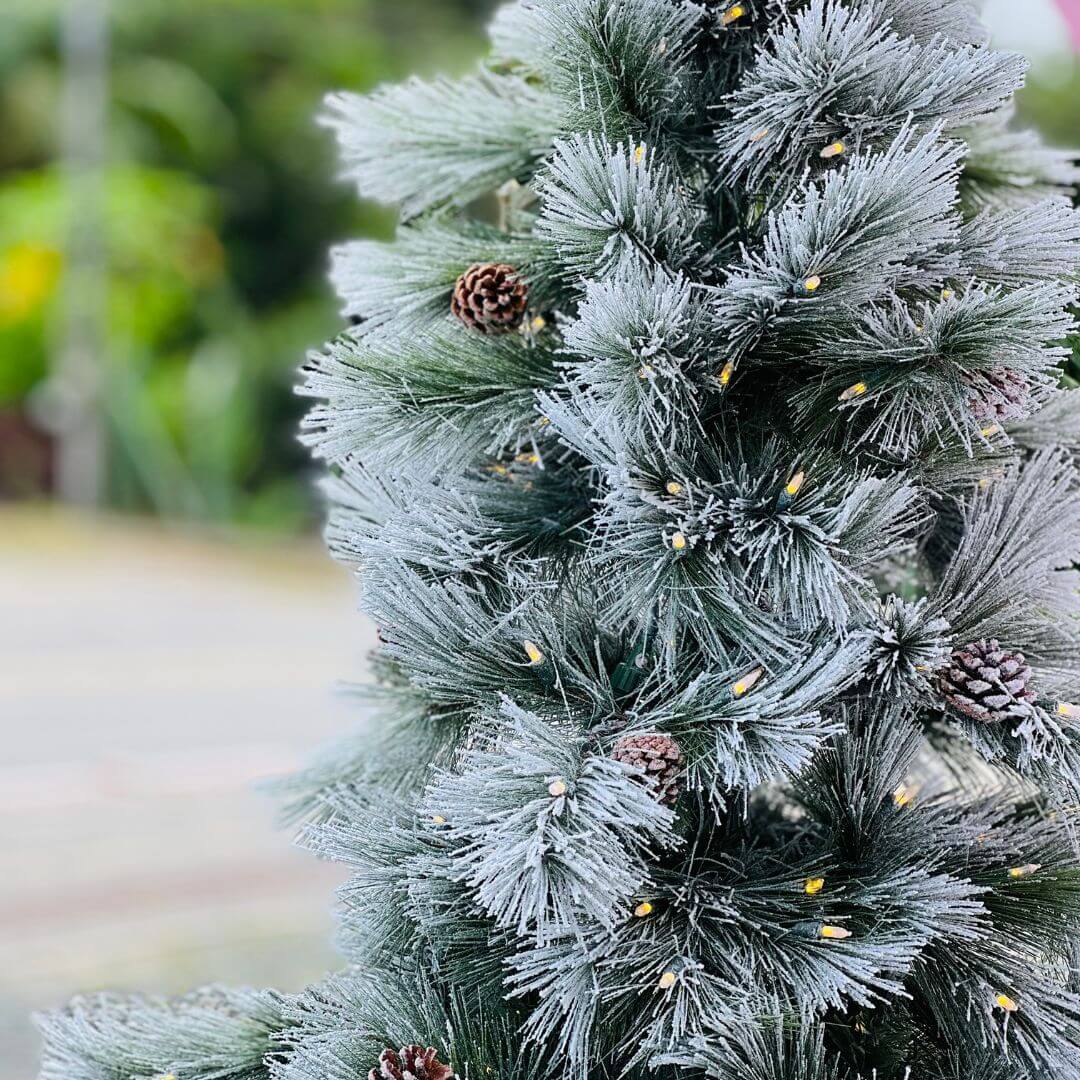 Árvore Nassau Com 825 Galhos e 500 LEDs - 240cm