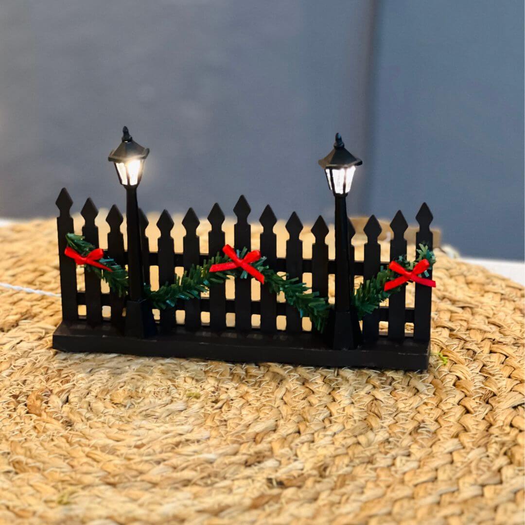 Mini Cerca Decorativa com Festão e LED – 16cm