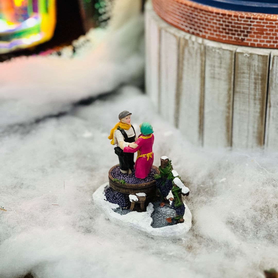 Cenário Natal Casal Fazendo Vinho 7,5x10x6,5cm