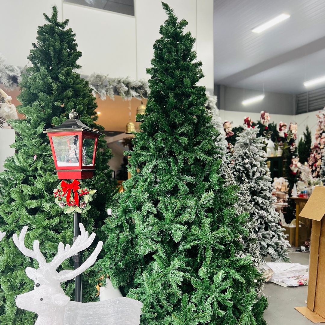 Árvore Natal Aveiro 2107 Galhos Com Base Metal - 2,7m
