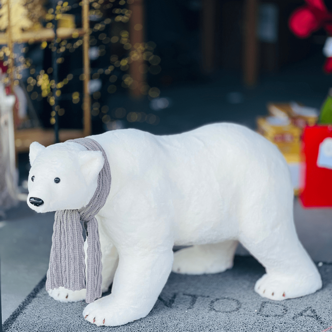 Urso Polar Natalino Com Cachecol Branco e Cinza 90x50cm