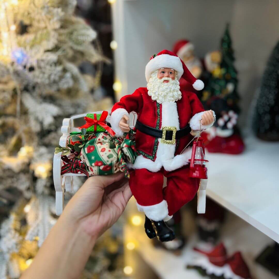 Papai Noel Com Presentes no Banco - 28cm