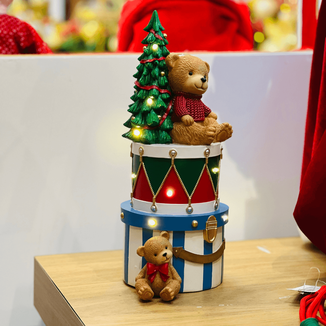 Urso Sentado Tambor com Pinheiro – 35cm