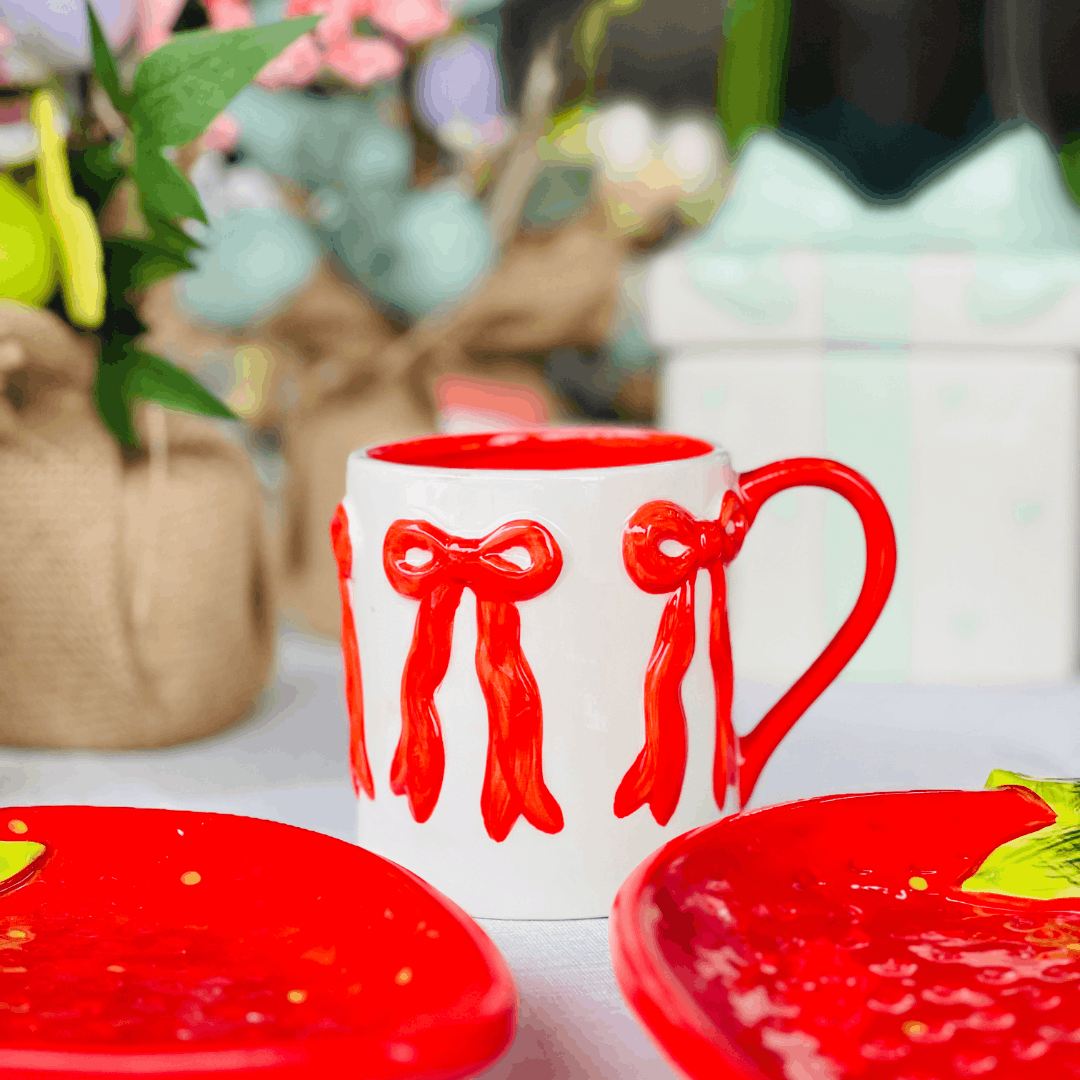 Caneca Laços Vermelhos de Cerâmica 9,5cm