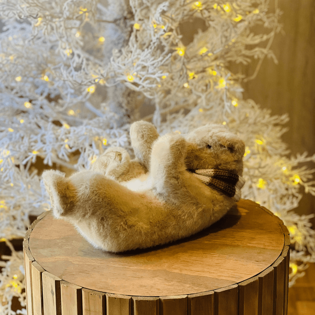Urso Deitado com Cachecol – 40 cm